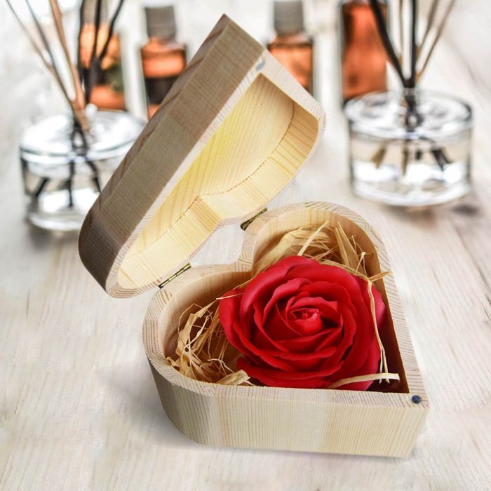 Rode roos in hartvormige houten doos 12,5x7x13 cm