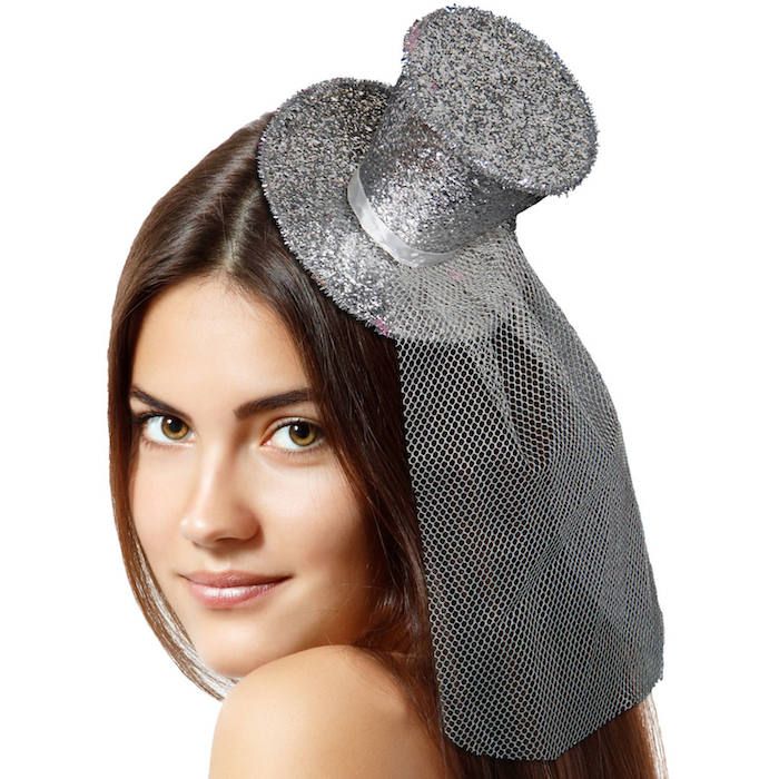 Zilveren mini glitter bolhoed met sluier