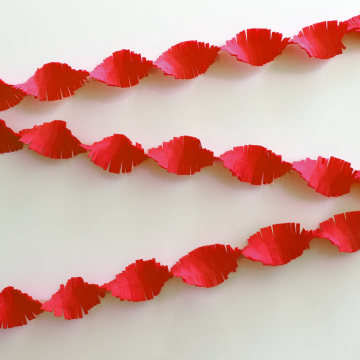 Gerafelde Rode Crepe Streamer - 24 meter