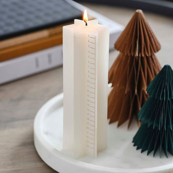 Stervormige kerst kalenderkaars wit 18x6 cm