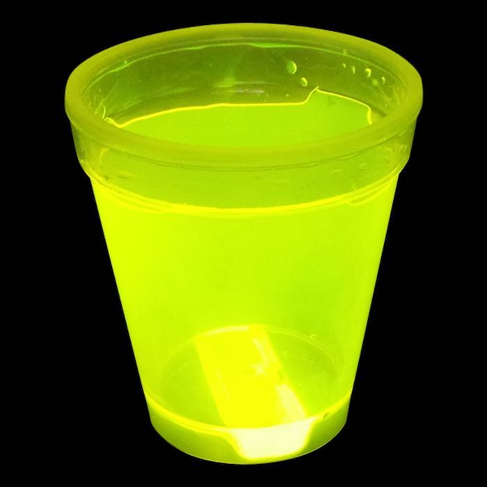 Zelflichtende UV neon mok geel - 350 ml