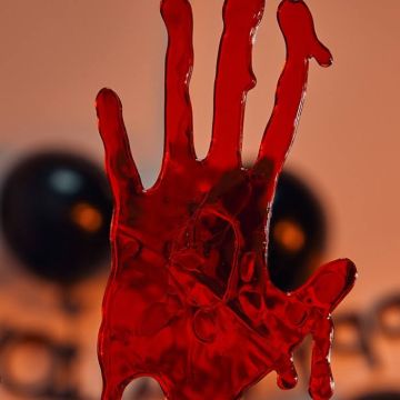 Halloween raamdecoratie met bloedige handen