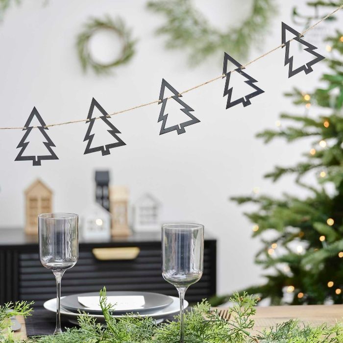 Kerstguirlande zwart met 12 kerstbomen 2 meter